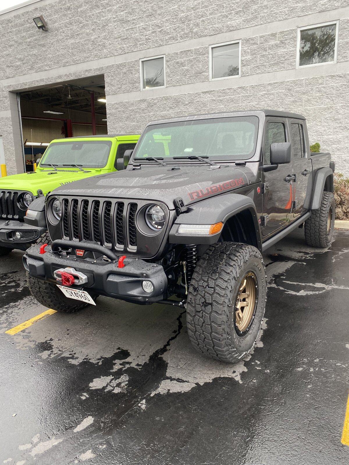 Jeep Gladiator GRANITE CRYSTAL JT Gladiator Club outside.JPG