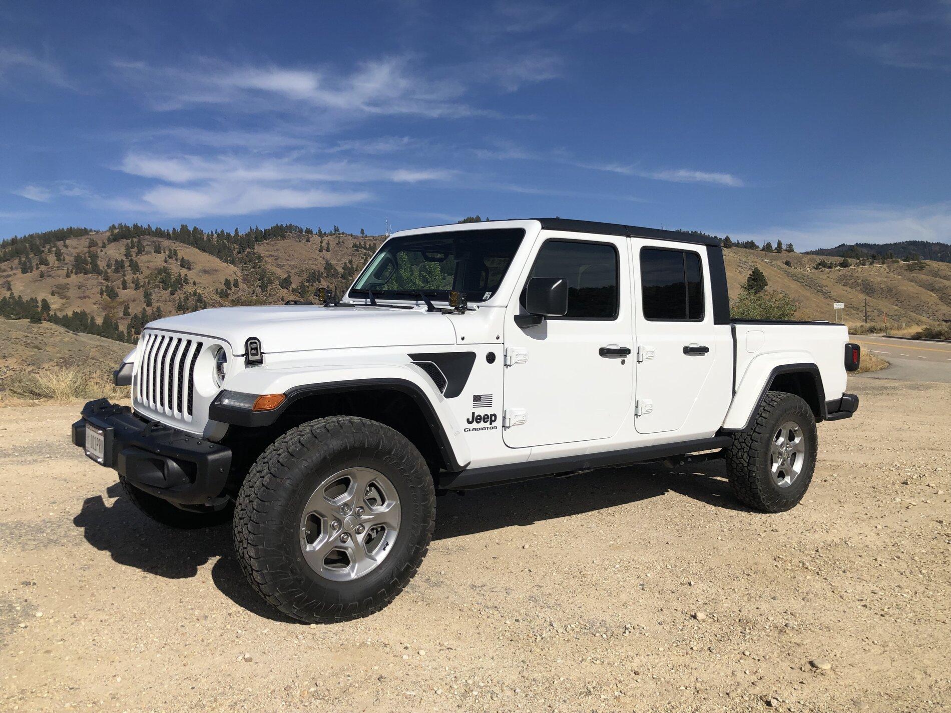 Jeep Gladiator Max Tow - Painted or black fenders?? IMG_3774