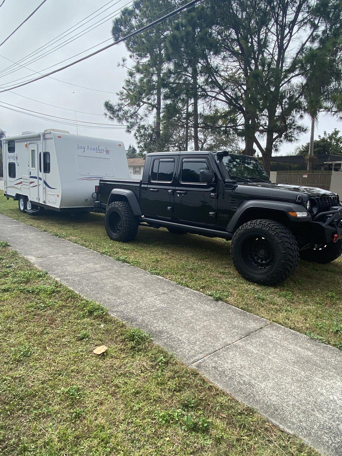 Jeep Gladiator Is anyone towing a travel trailer on 37¿ EB060CB8-9B90-44DA-A7CD-B17452FABF7B