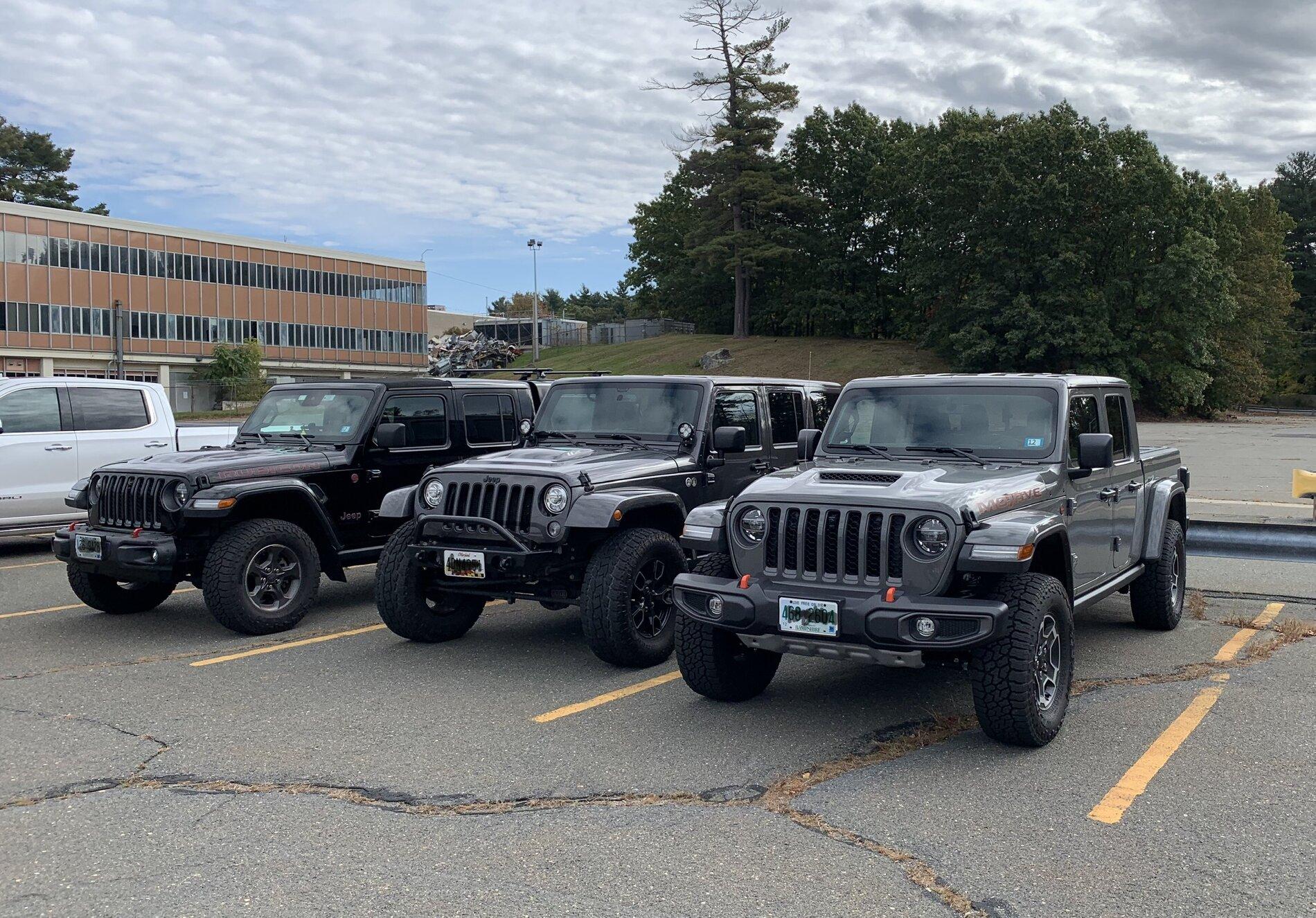Jeep Gladiator Jeeps Parking Next To Jeeps 40141CD0-765F-4921-A48F-7409AB43129E