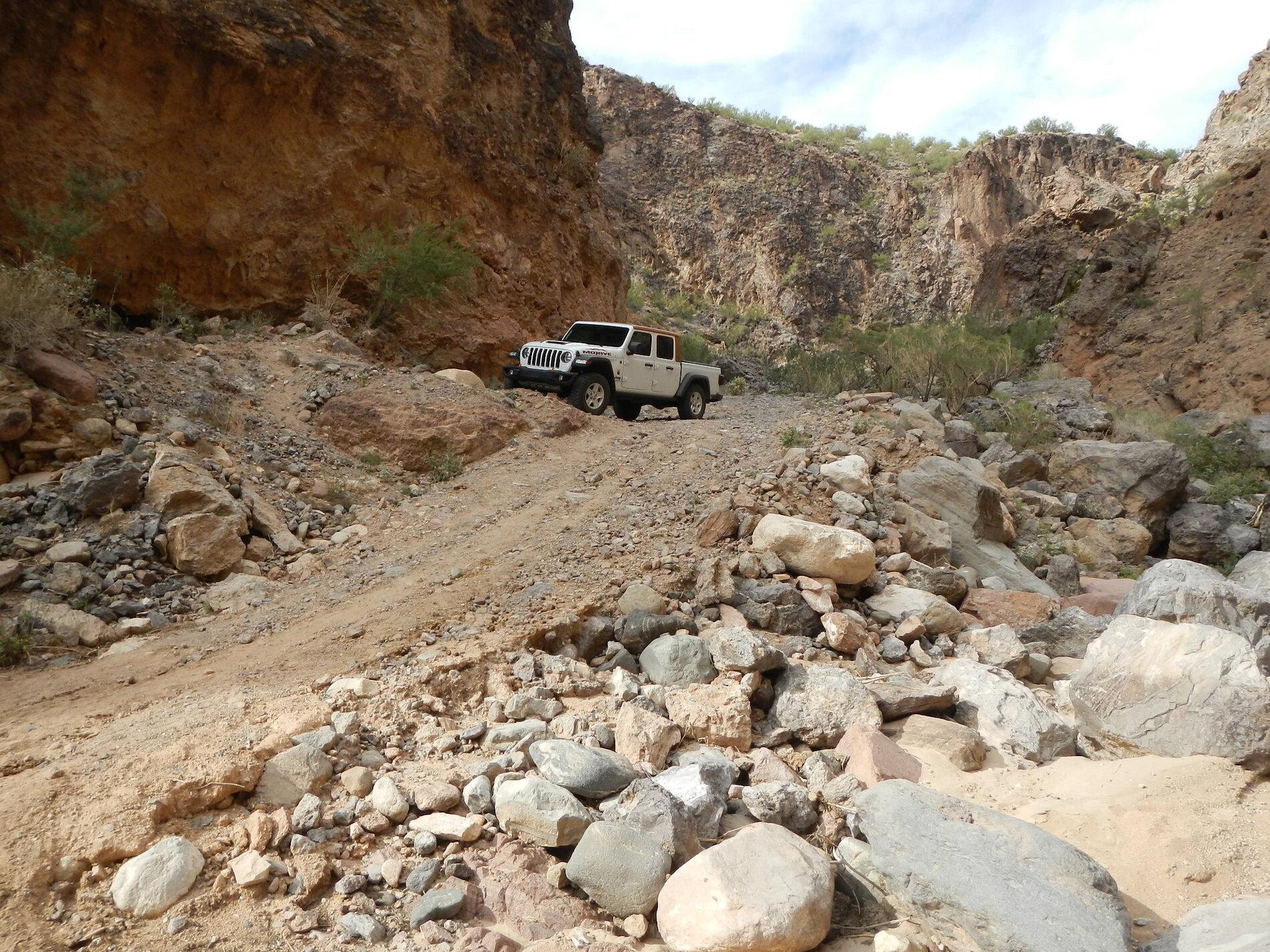 Jeep Gladiator Rubicon vs Mojave - Accurate video? DSCN4479.JPG