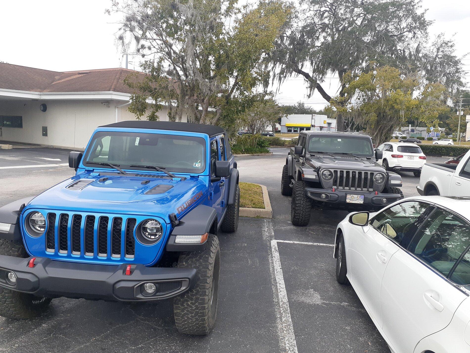 Jeep Gladiator Jeeps Parking Next To Jeeps 20211024_132345