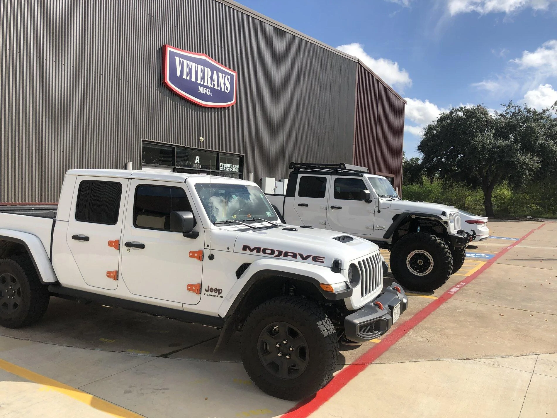 Jeep Gladiator Jeeps Parking Next To Jeeps D19B6C4E-66AE-46D2-8898-C2D1D8ADF4CF