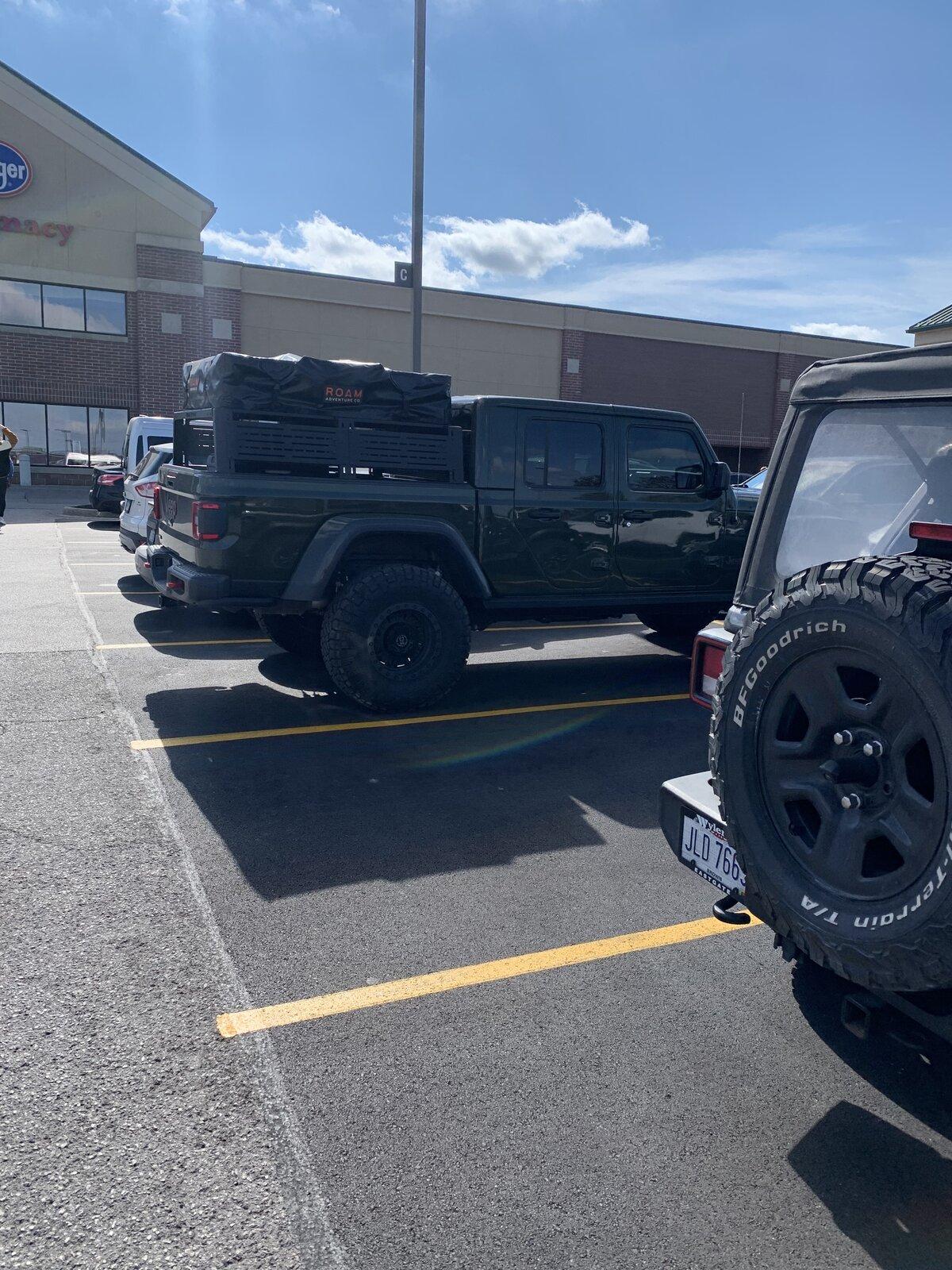 Jeep Gladiator Jeeps Parking Next To Jeeps 9D2D87E5-CC68-4EEF-BBF0-A661A7E2CFBA
