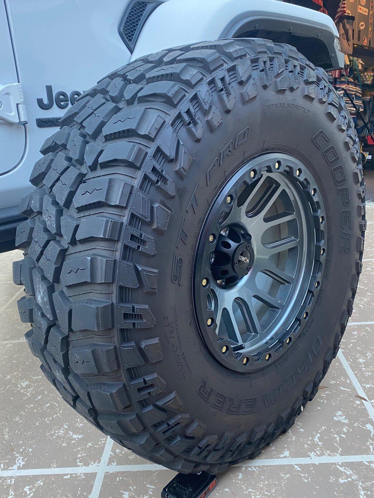 Jeep Gladiator Tire and Wheel Package 37s wt1