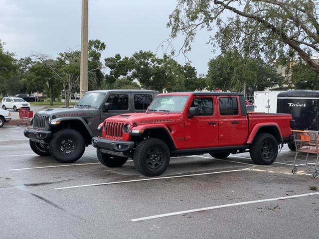 Jeep Gladiator Jeeps Parking Next To Jeeps 41269079-8C4F-4D16-93BA-63E4340DCAFC