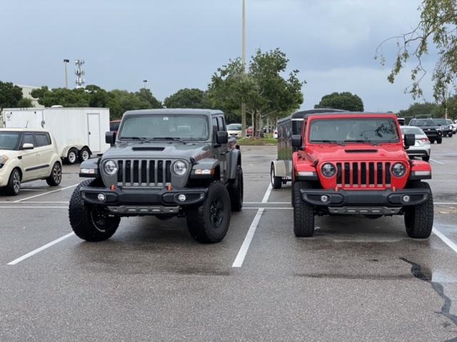 Jeep Gladiator Jeeps Parking Next To Jeeps A23CC480-5B03-4A51-8DBC-E5139ABA5180