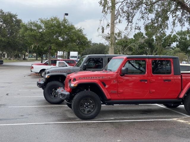 Jeep Gladiator Jeeps Parking Next To Jeeps C88B8C16-2C62-4349-843C-4EA8768A3A36