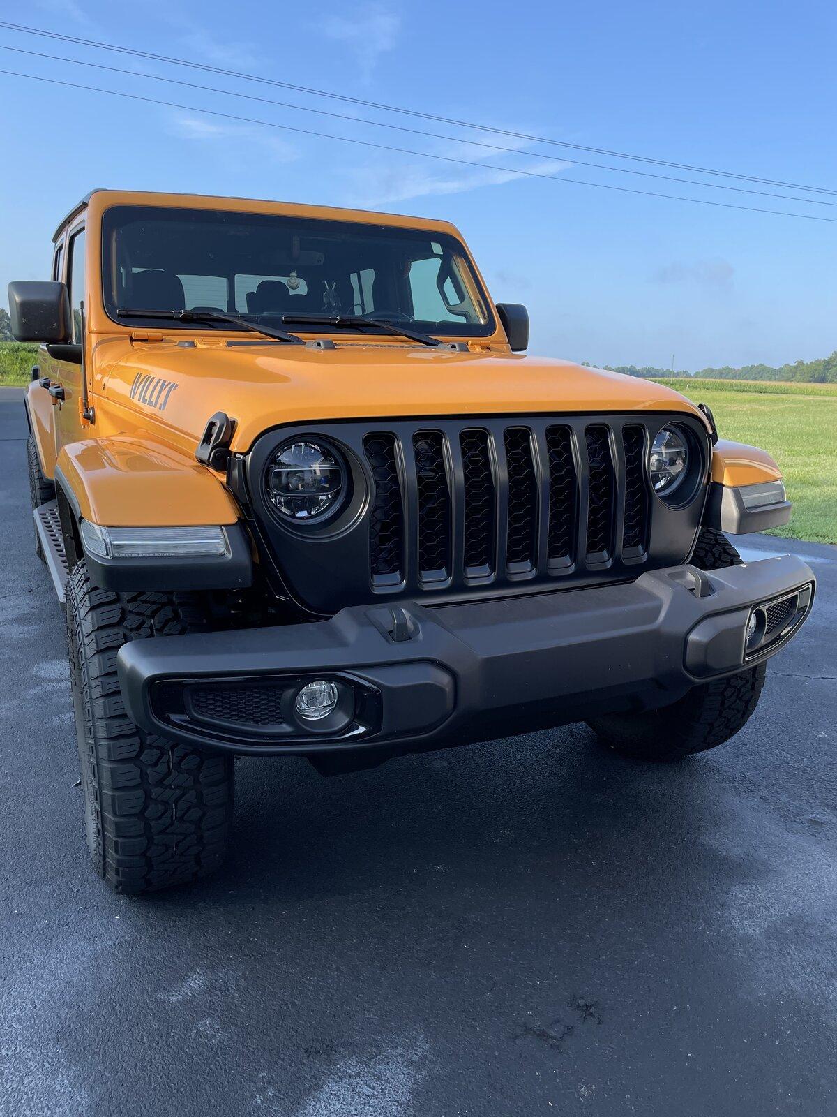 Jeep Gladiator Swapping for a black grille? 90FF3387-7901-4B98-8D19-1579A0B12B71