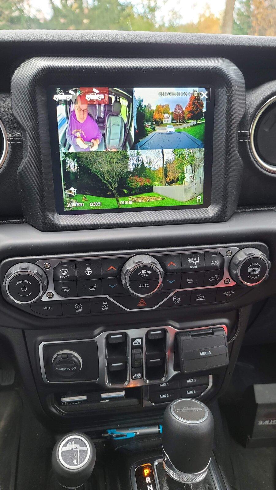 Jeep Gladiator Dash Cam on Display 20211031_135022