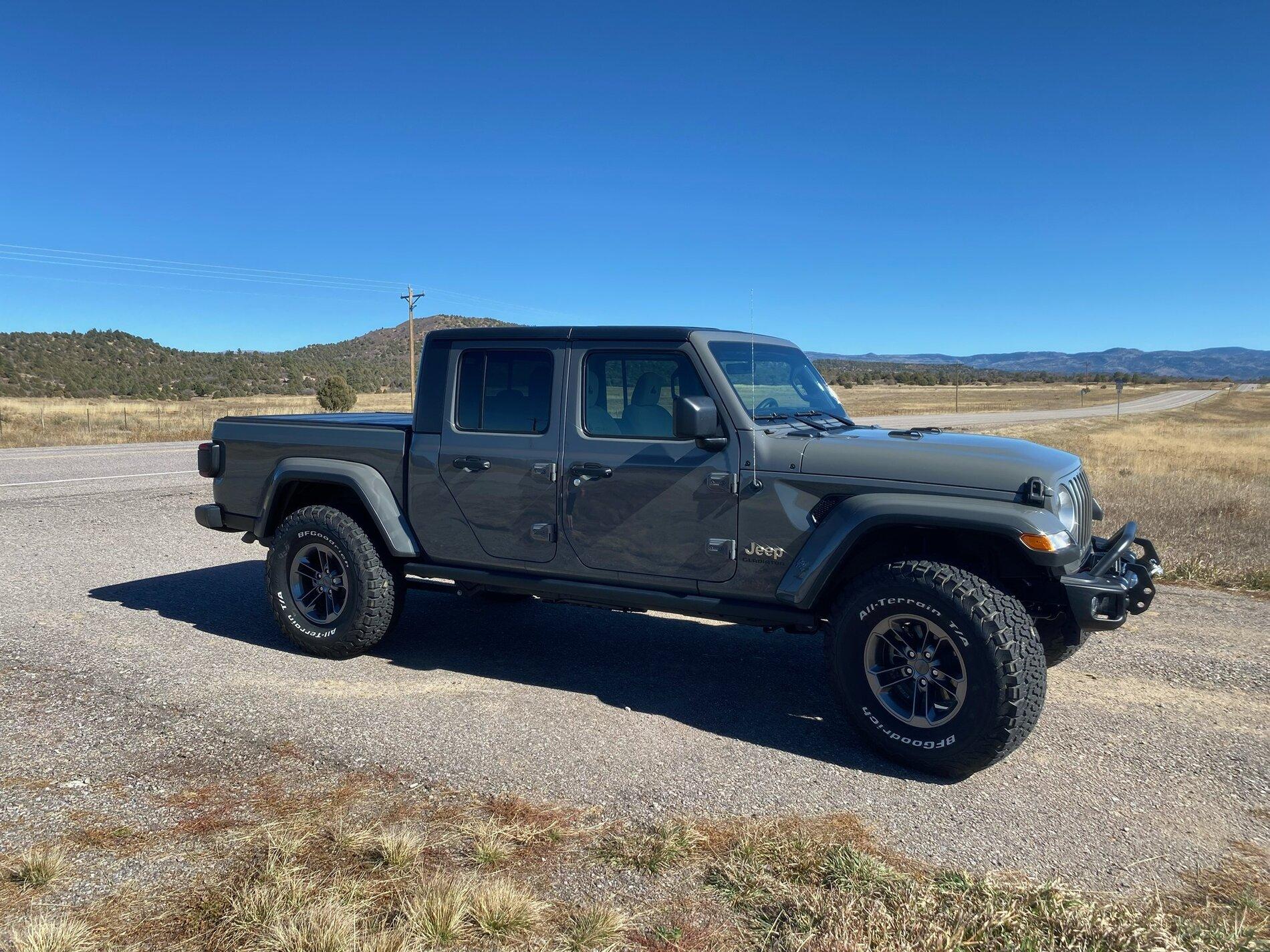 Jeep Gladiator 2021 Sting gray fenders from Overland EFE2232C-1F25-40D4-B255-FF7789D59085