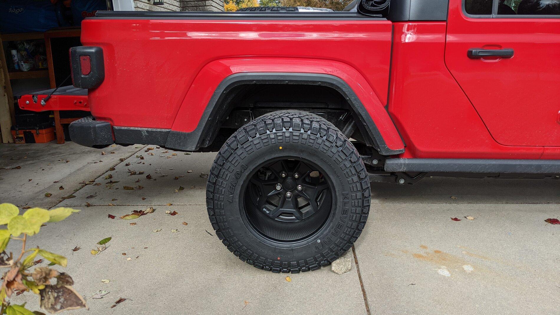 Jeep Gladiator Kenda Klevers 33x10.5r17 installed PXL_20211103_173518348