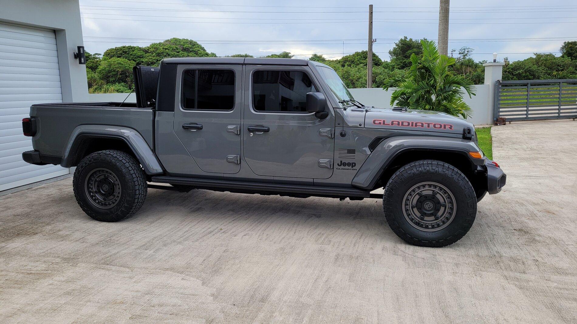 Jeep Gladiator Sting-Gray owner... show me your gray wheels 20211028_164520
