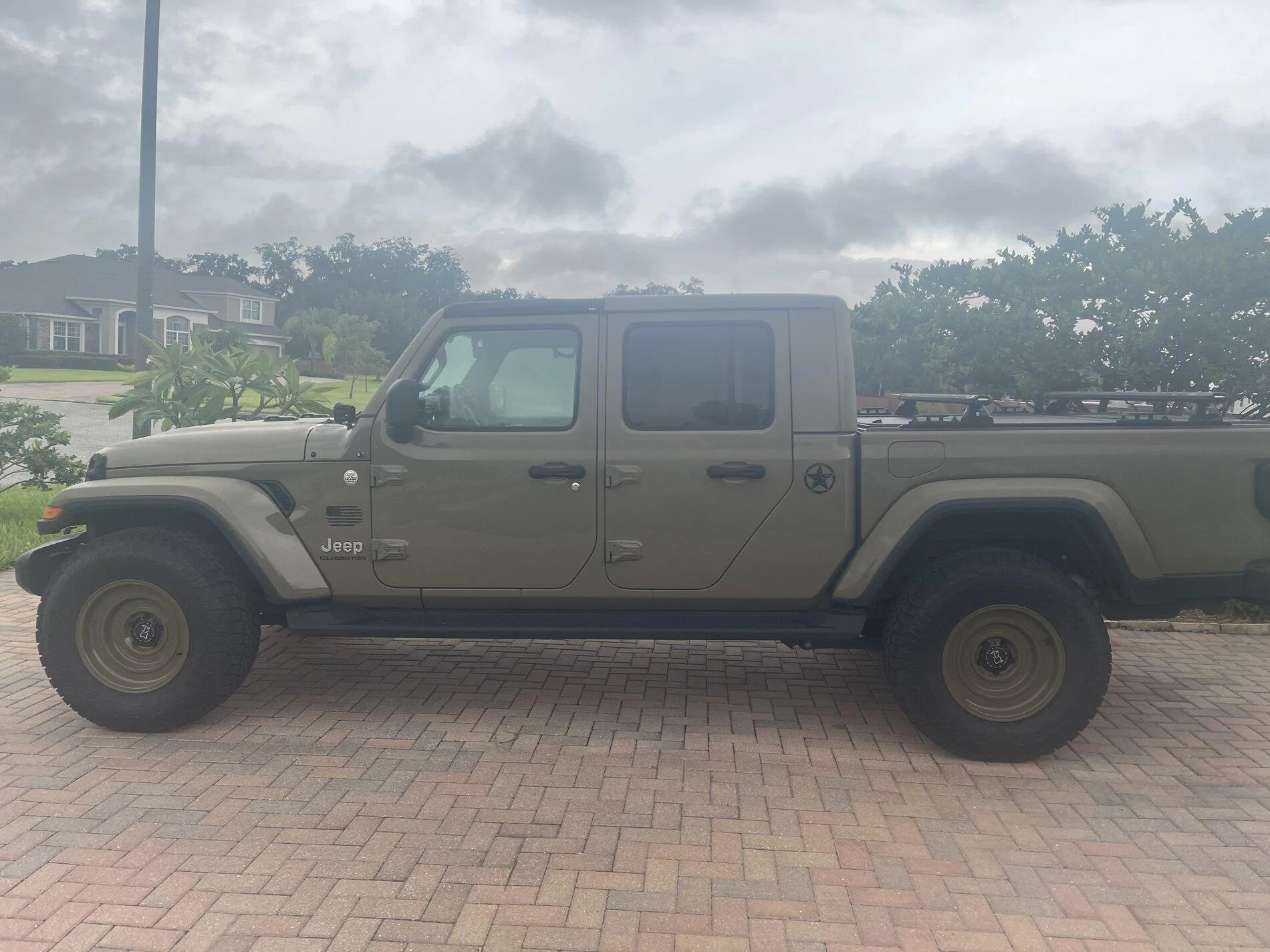 Jeep Gladiator For anyone looking to haul bikes and rock a hard trifold cover B74AD1EA-9223-4159-A417-DDA8BA61DFA6