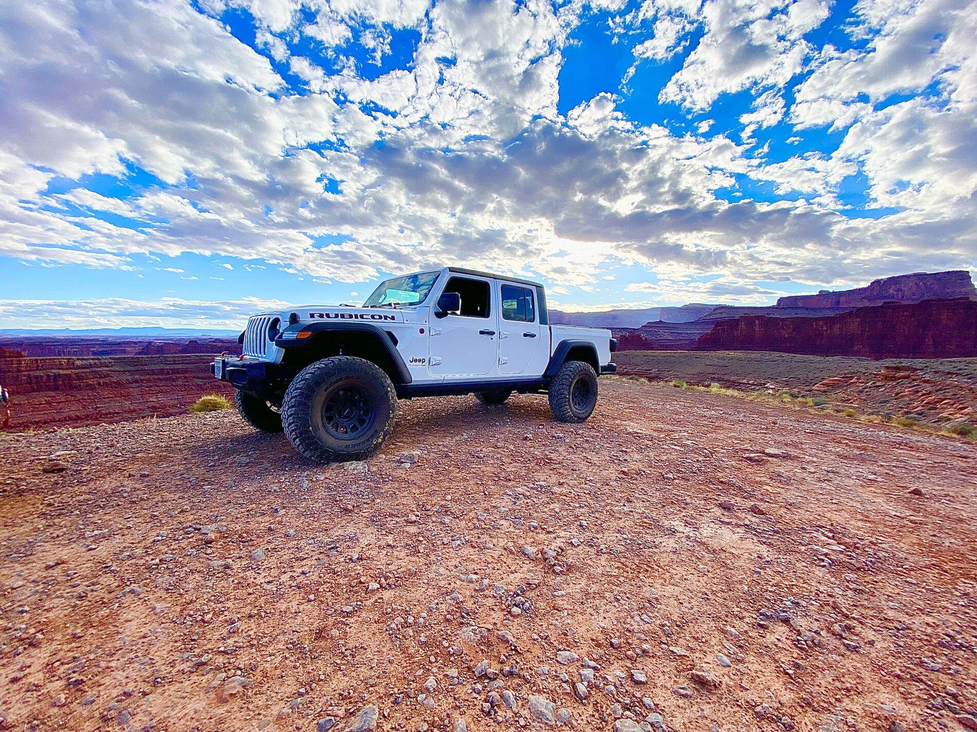 Jeep Gladiator Gladiator Glamour Shots 61D4AE9F-9E21-4C7A-ADE1-AC108856D655