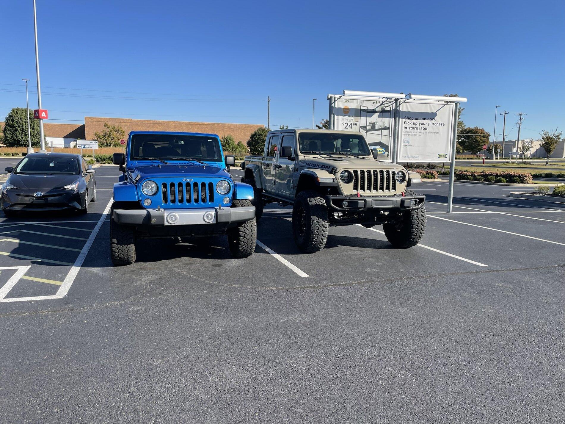 Jeep Gladiator Jeeps Parking Next To Jeeps E262287D-D239-436A-BAC8-8311485C44A1