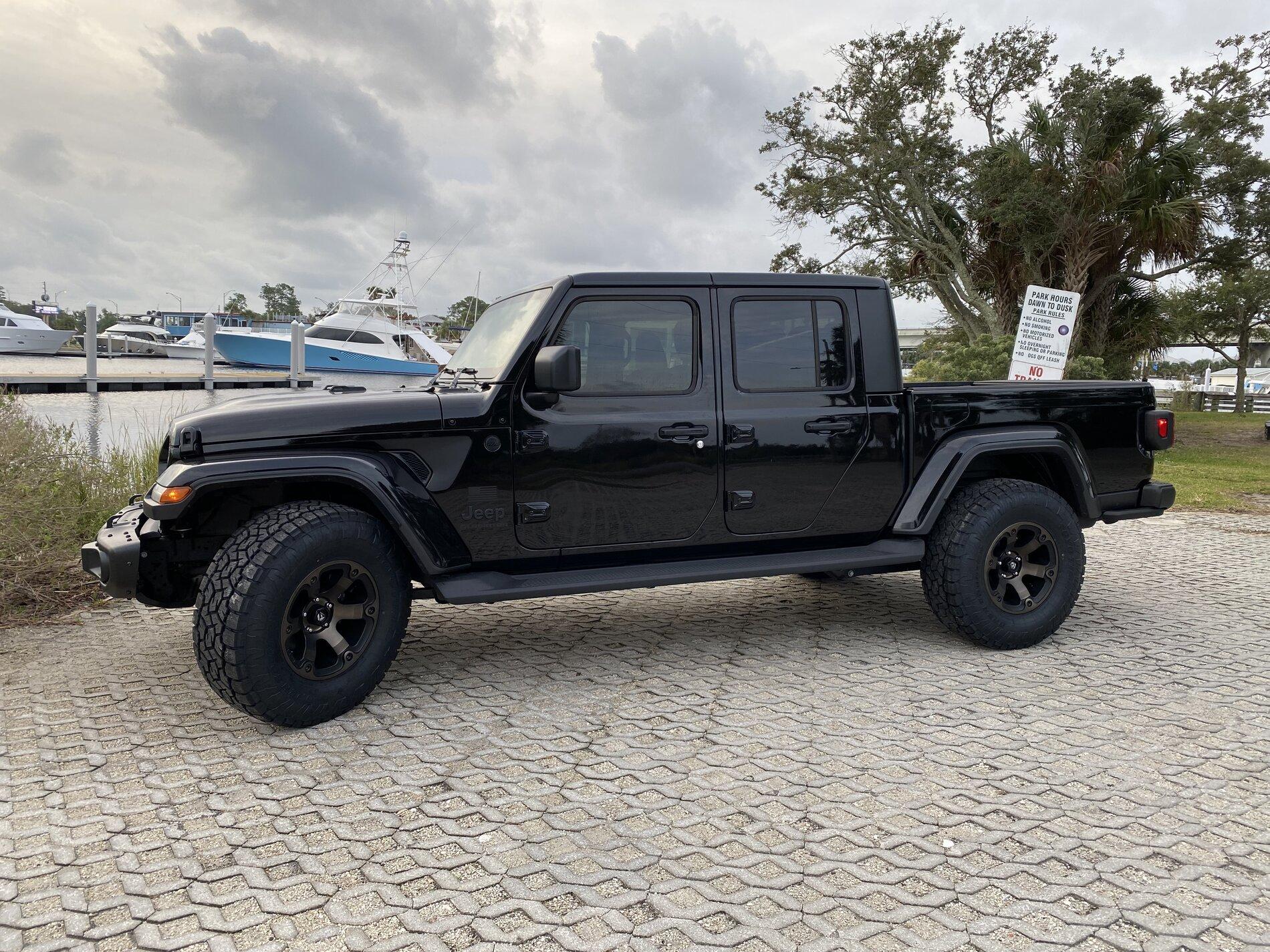 Jeep Gladiator BLACK Gladiator JT Club A7ED709D-3A47-41A3-AA2C-2C96C4F9F63E