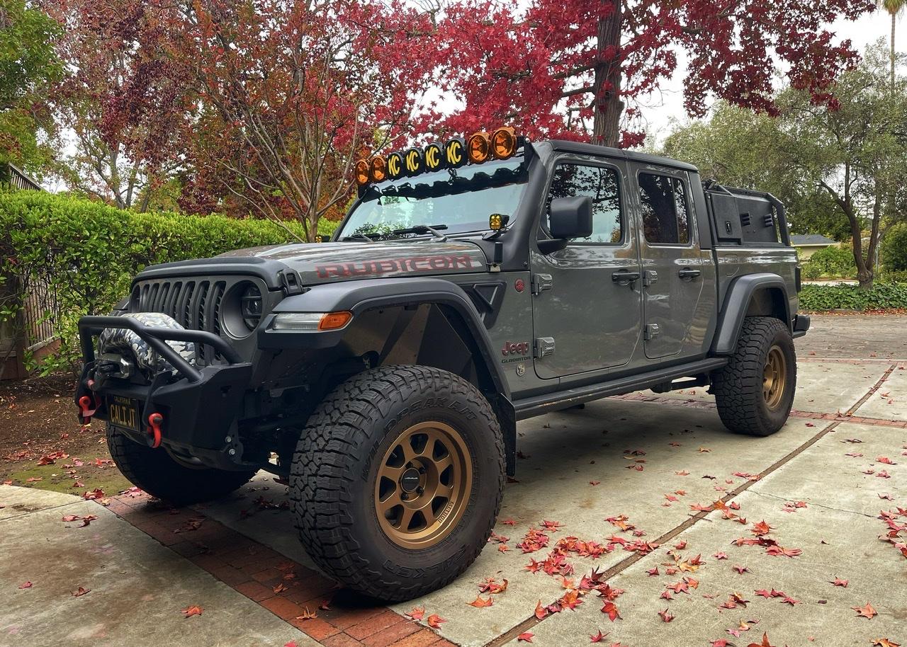 Jeep Gladiator 2.5” lift with 35” tires AB360755-0F3E-4303-B919-0C561BB59872
