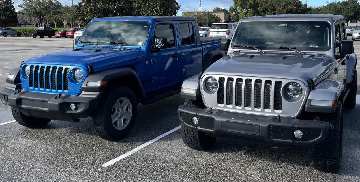 Jeep Gladiator Jeeps Parking Next To Jeeps F500ED8C-7B25-4942-B6A9-722552ED64B2_1_105_c