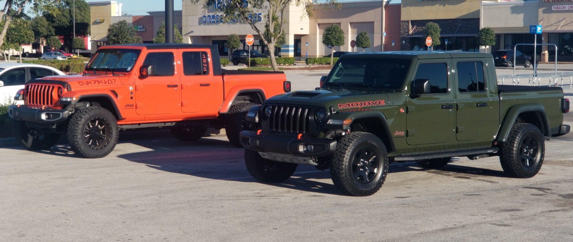 Jeep Gladiator Jeeps Parking Next To Jeeps 20211108_142332