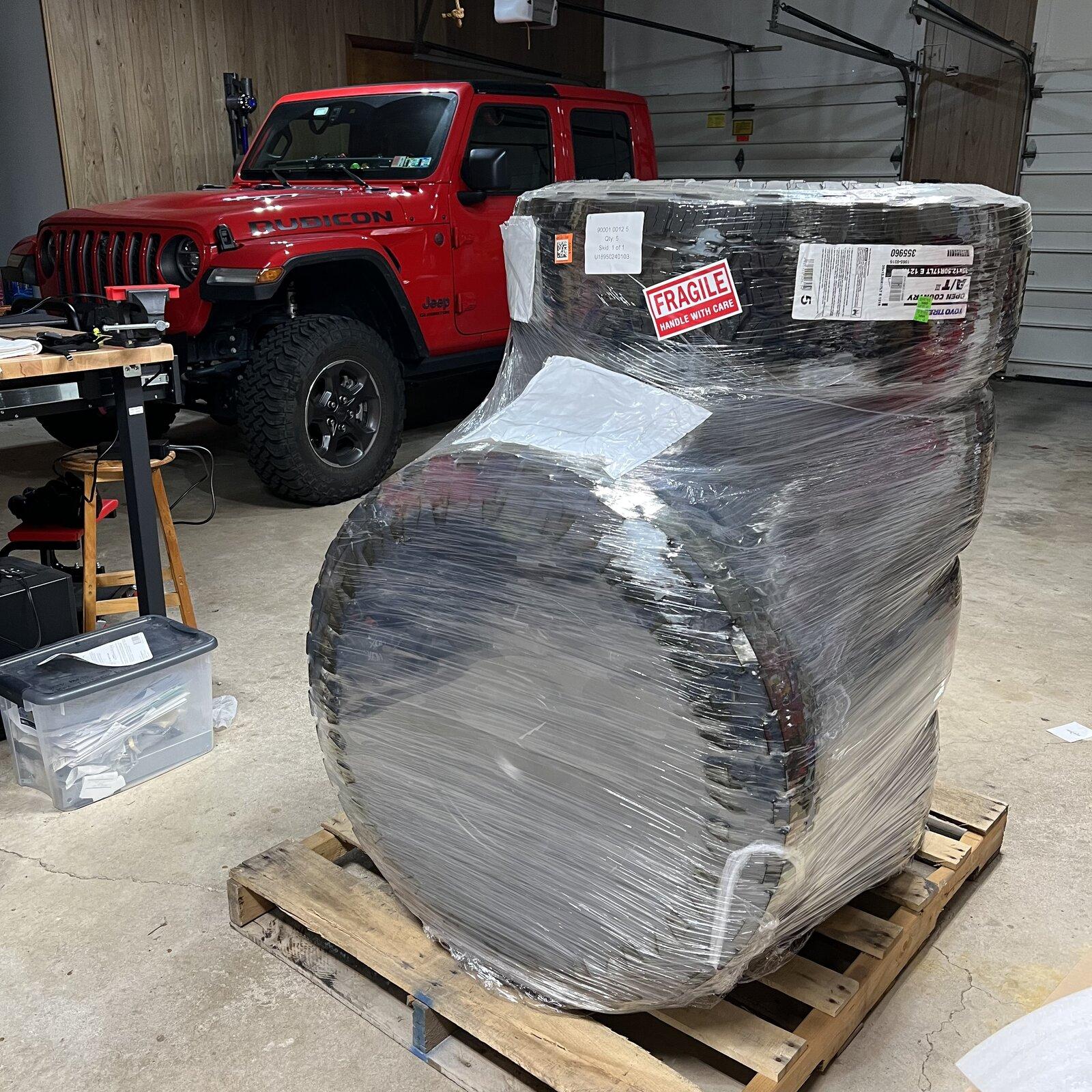 Jeep Gladiator 2020 JTR in Firecracker Red C1967704-C992-488D-96F2-4B2F9E37B9BE