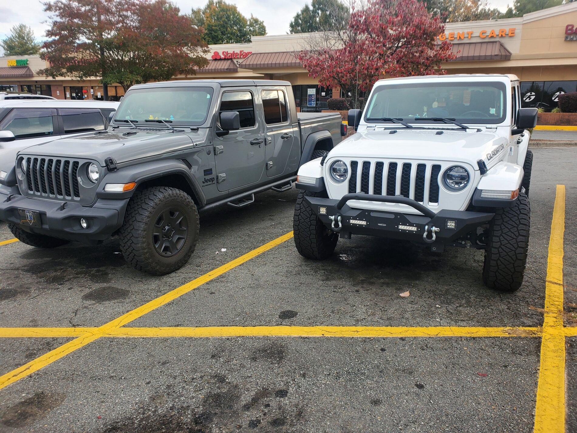 Jeep Gladiator Jeeps Parking Next To Jeeps 20211030_170021