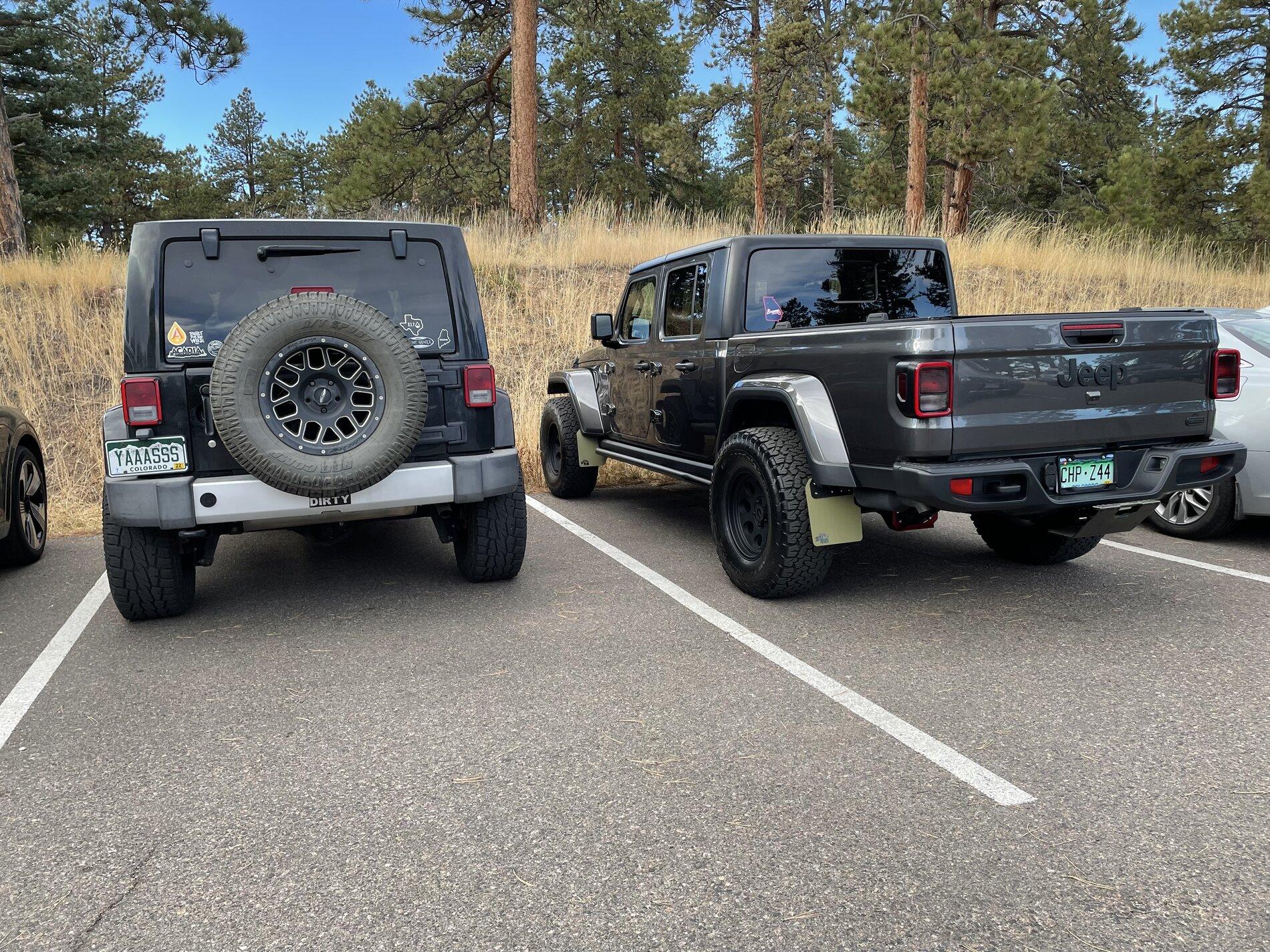 Jeep Gladiator Jeeps Parking Next To Jeeps 3275E546-AFCE-4A06-BF2B-77B1D3D1D51B