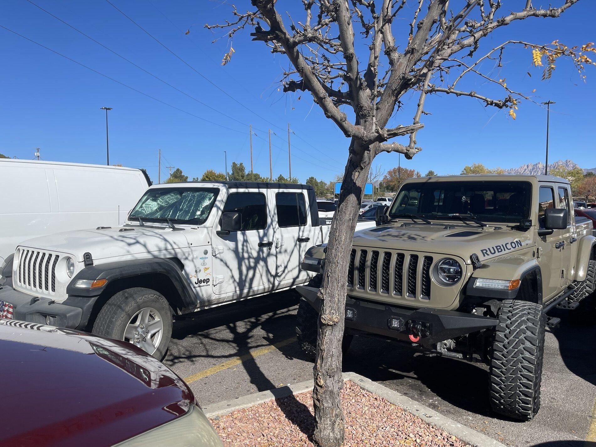 Jeep Gladiator Jeeps Parking Next To Jeeps B0AF8B11-D7B8-4BF3-8757-9AF35875C270
