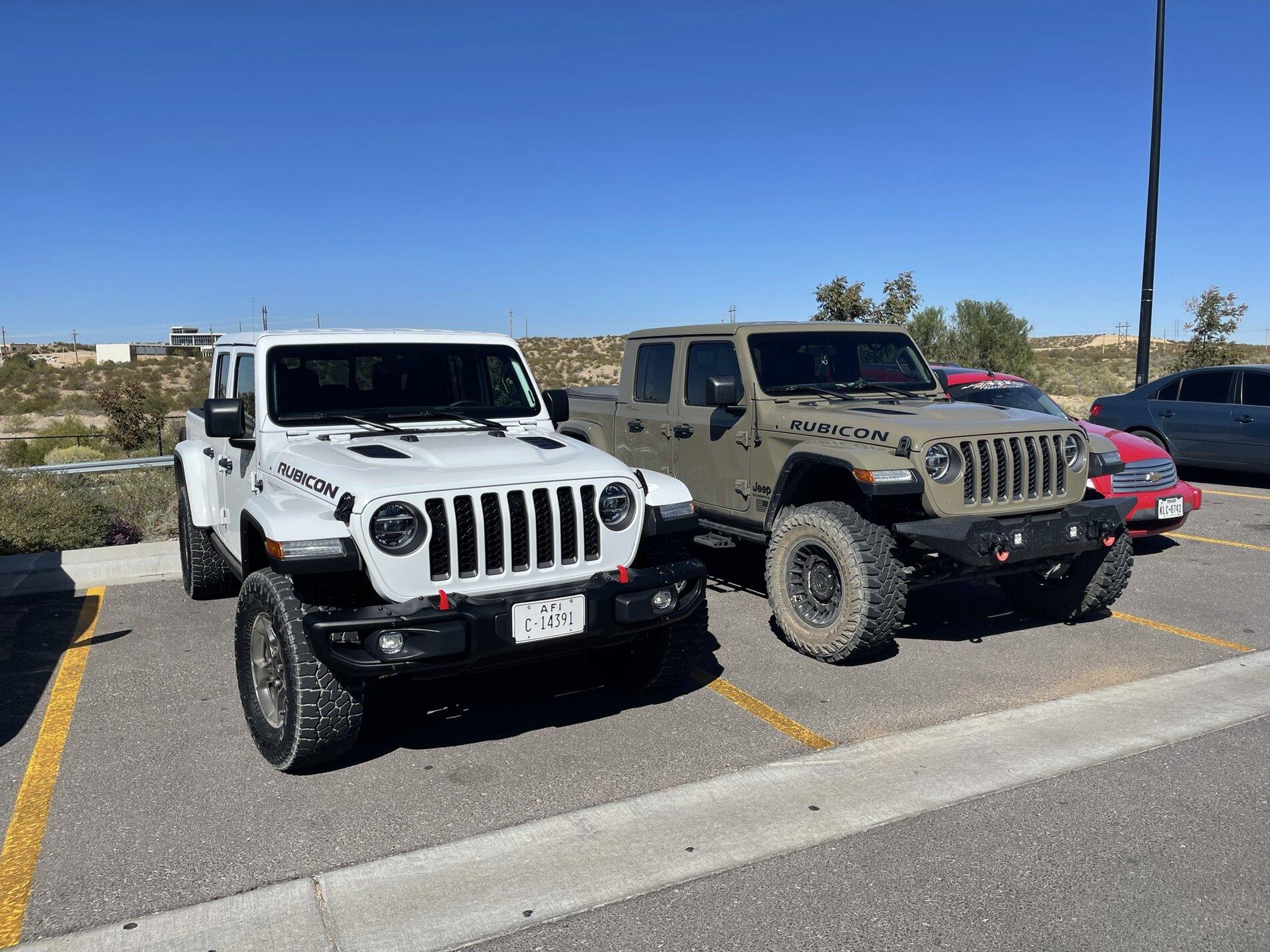 Jeep Gladiator Jeeps Parking Next To Jeeps 106B1376-D4F9-4D32-A40E-4980C650B78B