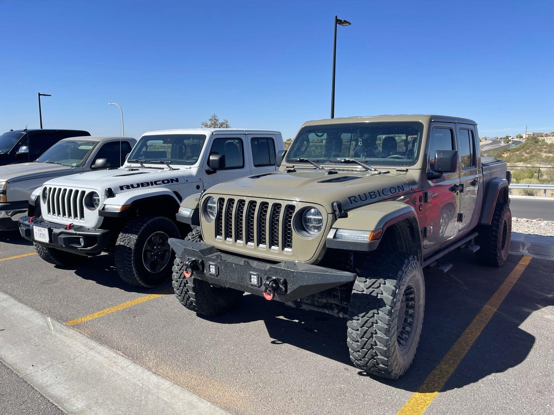 Jeep Gladiator Jeeps Parking Next To Jeeps 6257567C-1DF3-4DB7-9E42-2441D6ECA593