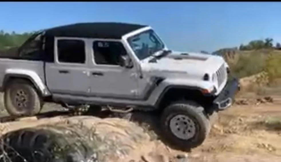 Jeep Gladiator Urban Scrambler Build Tire trap 2