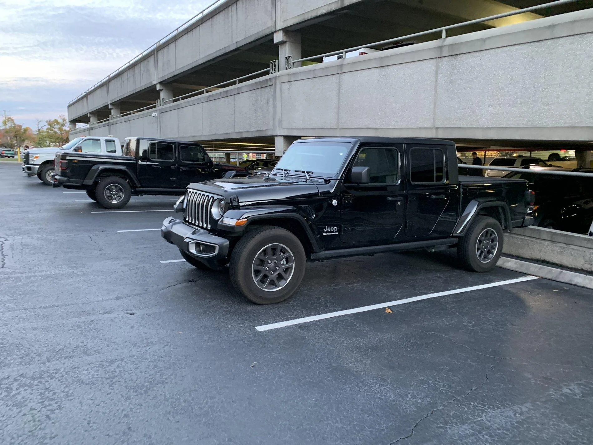 Jeep Gladiator Jeeps Parking Next To Jeeps 3EAE9D01-14BC-49B1-BED2-B123D54817C9