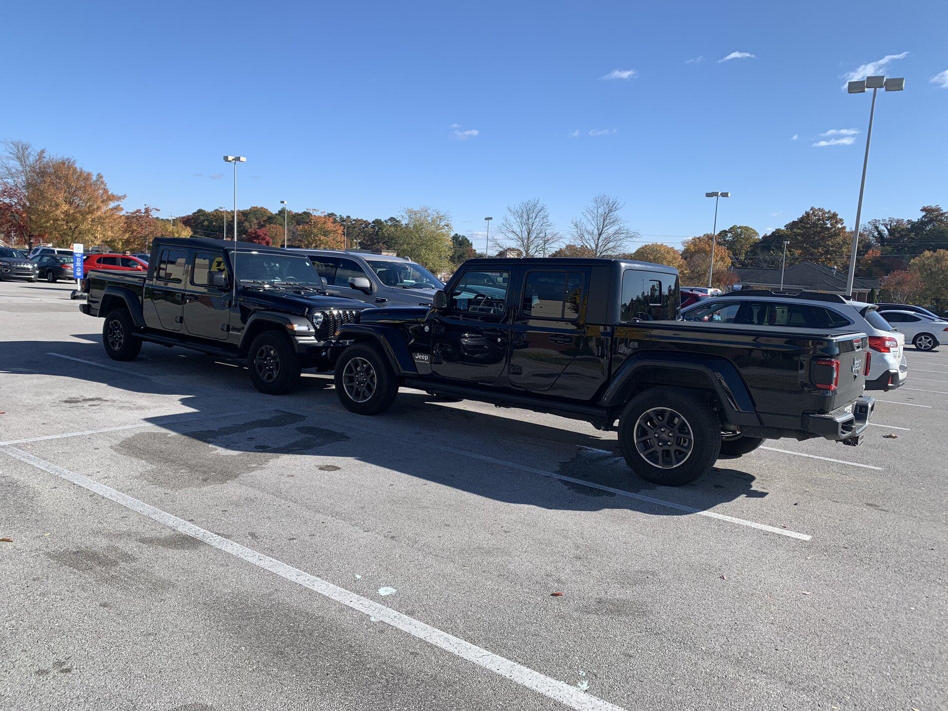 Jeep Gladiator Jeeps Parking Next To Jeeps CE73BA85-10F1-4CB9-8EAE-A84B3F18A3A8