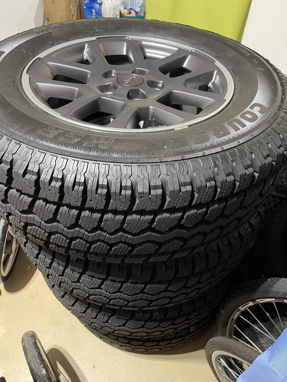 Jeep Gladiator Mastercraft Courser MSR 255/70R18 winter tires on Overland wheels 61994799-BF49-45E4-B406-10ED5A593D6D
