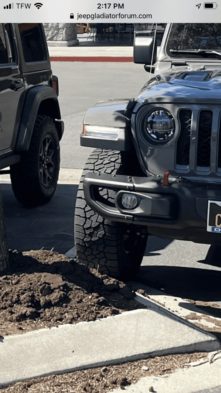 Jeep Gladiator Jeeps Parking Next To Jeeps 331C48E0-5D6C-49DC-A8DB-E78D60EA7739