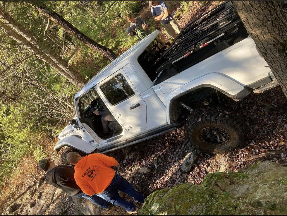 Jeep Gladiator BRIGHT WHITE Gladiator JT Club 18CEB703-1CF8-4159-A3A4-742B35DF3D54