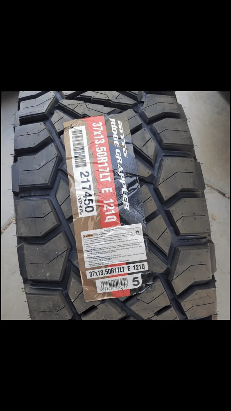 Jeep Gladiator 37x13.5x17 nitto ridge grappler 067E8B53-9B77-4604-93D4-EA6C9E532CB4