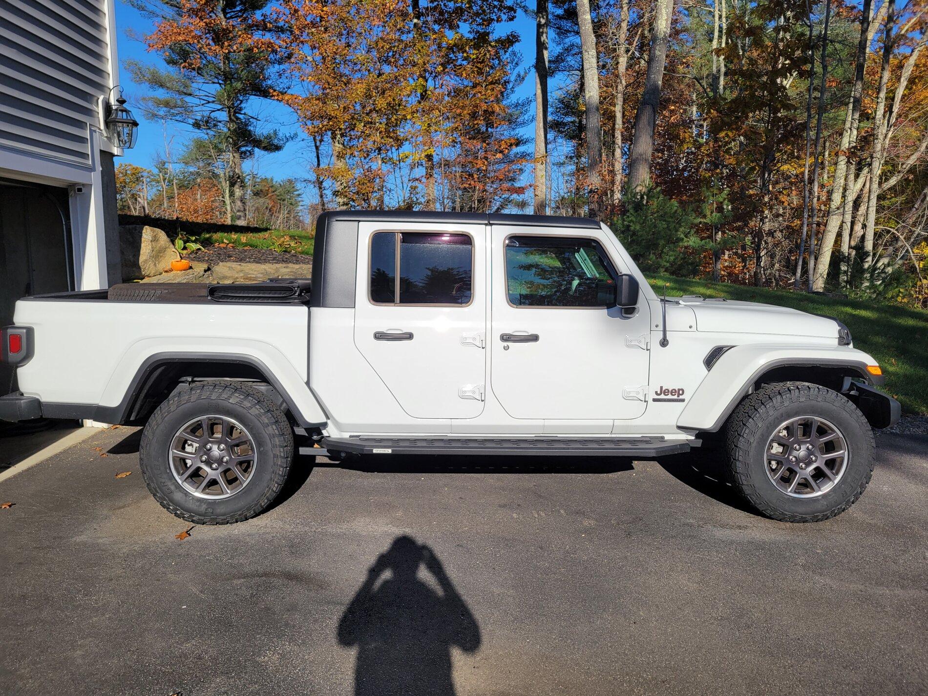 Jeep Gladiator Bright White 80th Anniversary build 20211106_144136