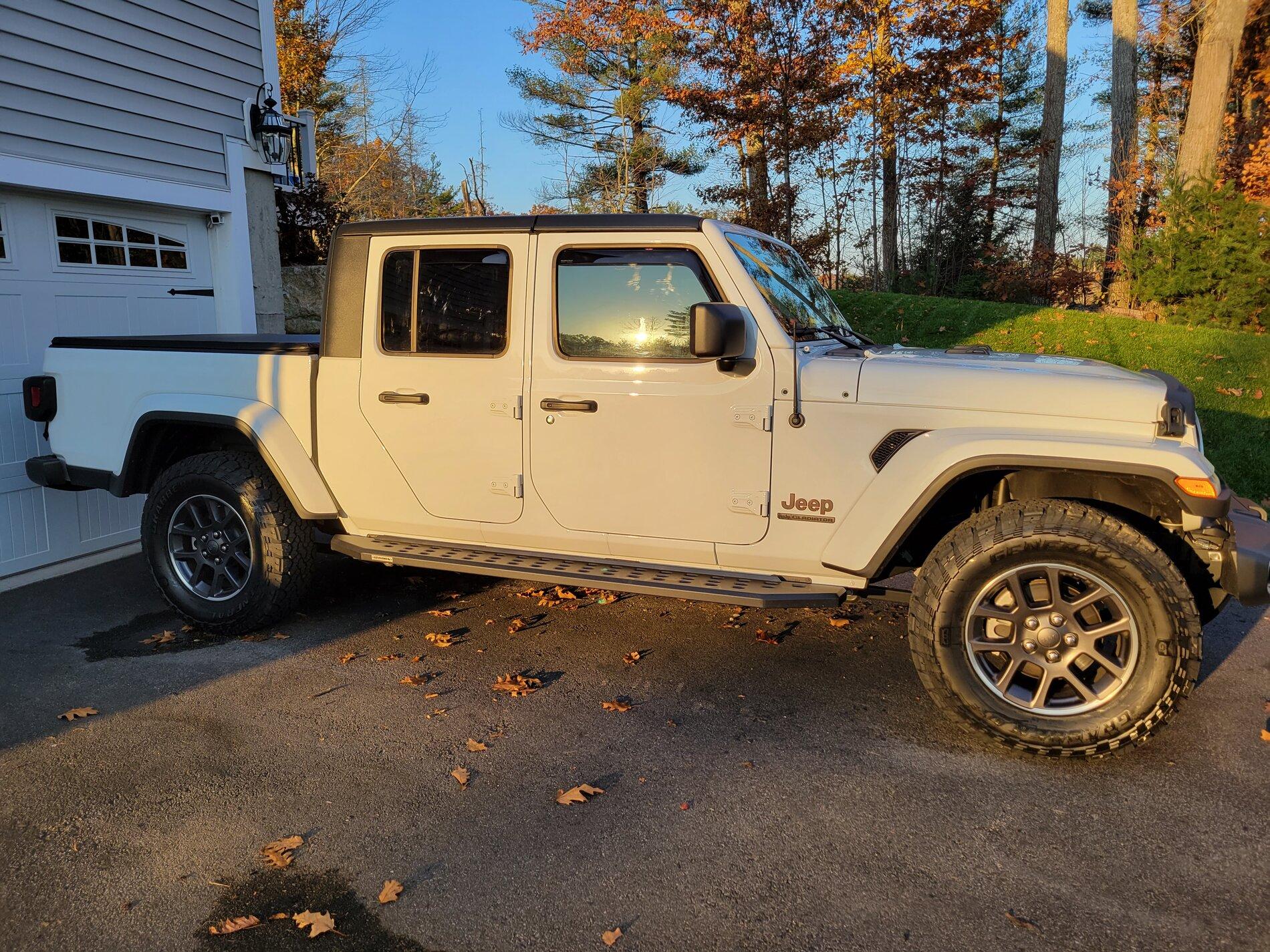Jeep Gladiator Bright White 80th Anniversary build 20211109_153614