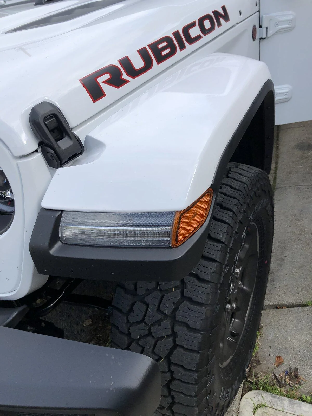 Jeep Gladiator ‘21 factory white JTRD front fenders E90DE6D6-1B2E-4933-A5BD-CB1E373919BB