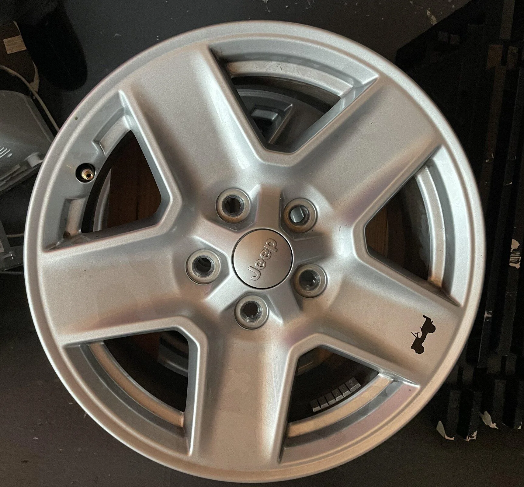 Jeep Gladiator Sport S OEM wheels 3DE8791E-DE96-445D-A44A-B2336ECD4565