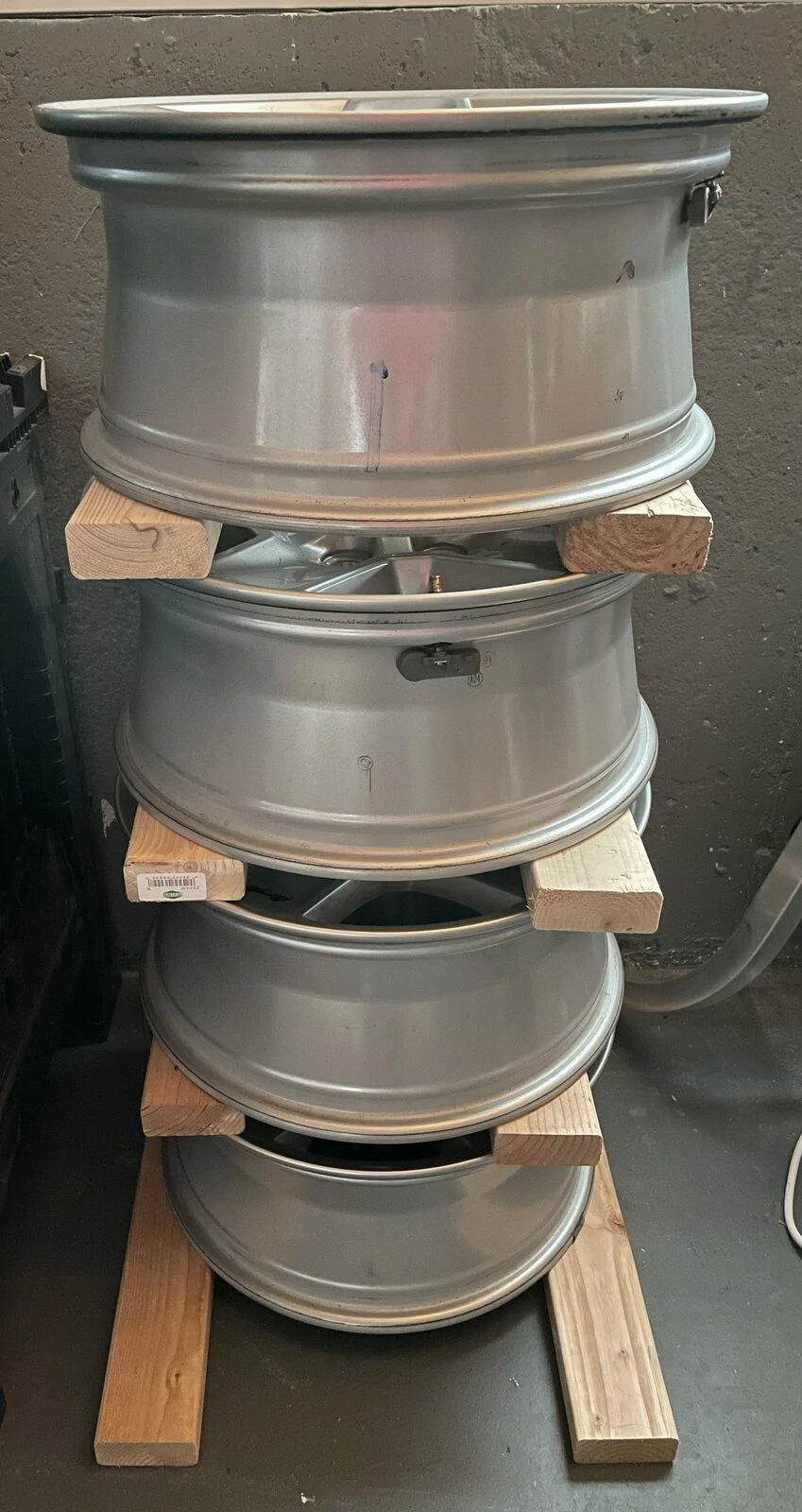 Jeep Gladiator Sport S OEM wheels 3C3A5B55-9AC9-42BC-ABB9-6D73225781C4