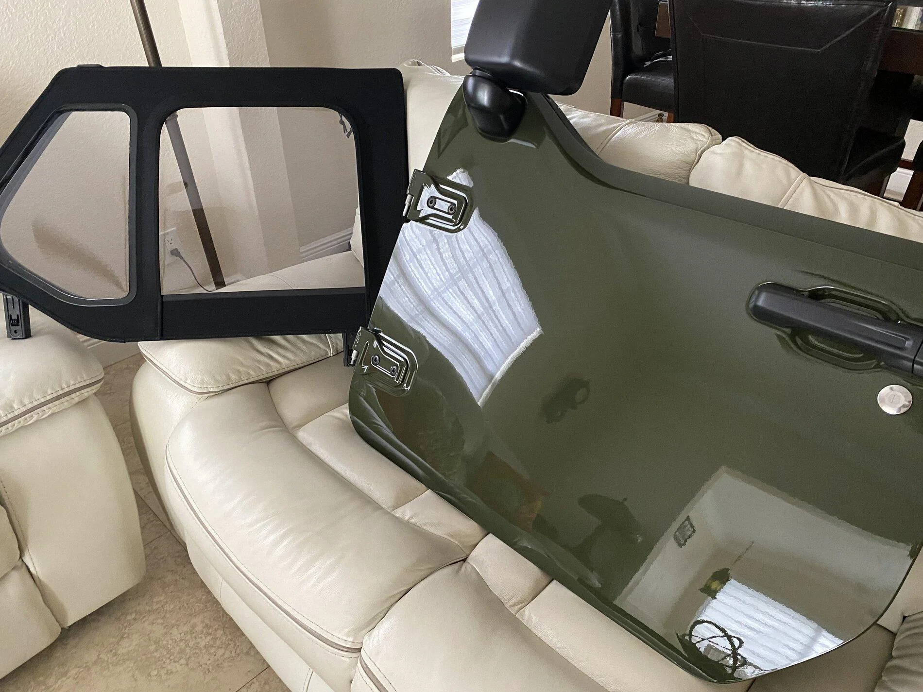 Jeep Gladiator Dual Door Group EF200048-9F24-4892-A96A-E504476DCA0A