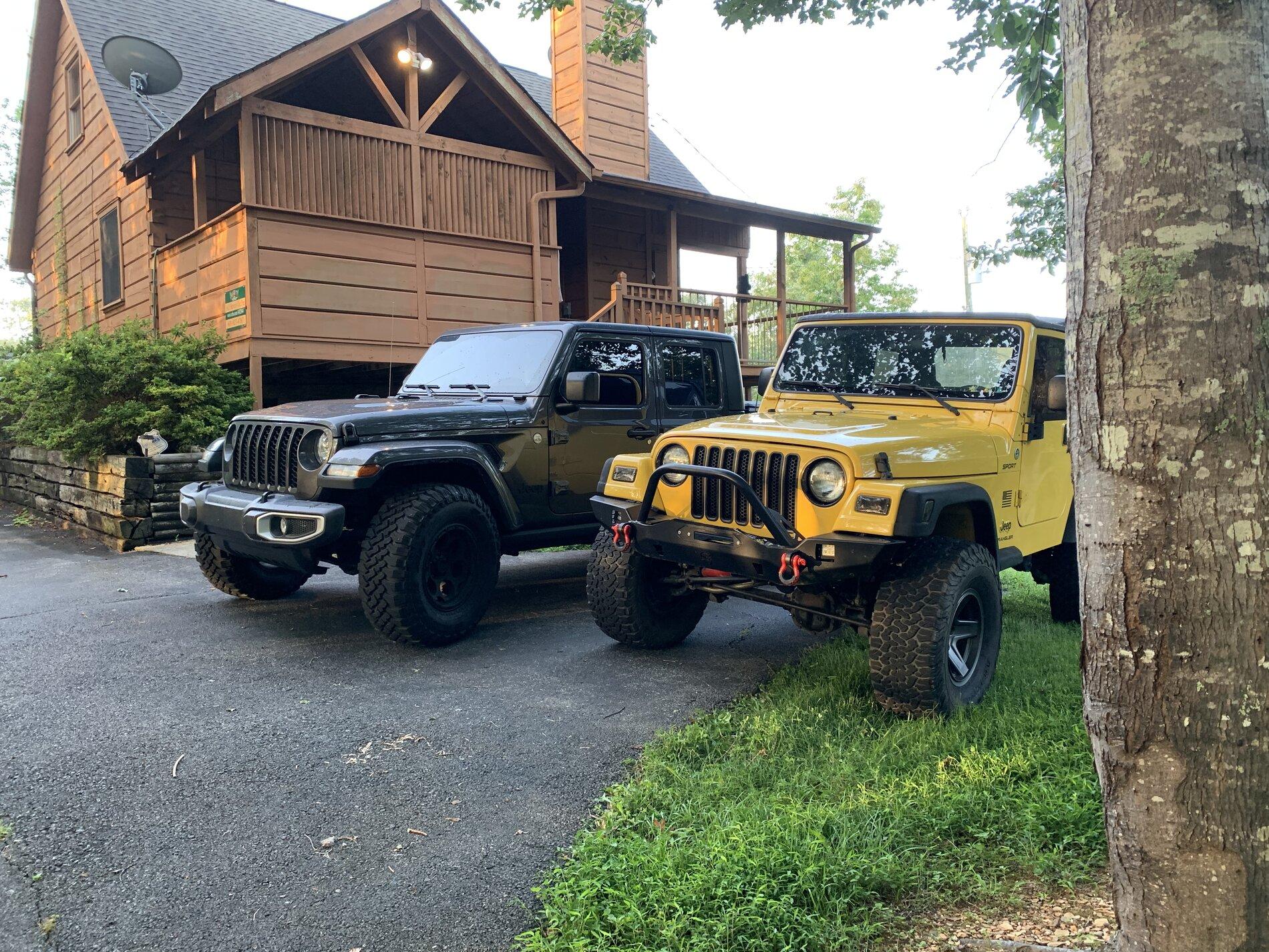 Jeep Gladiator Jeeps Parking Next To Jeeps 3A58158F-C516-48EE-AE5B-8A7787FC8691