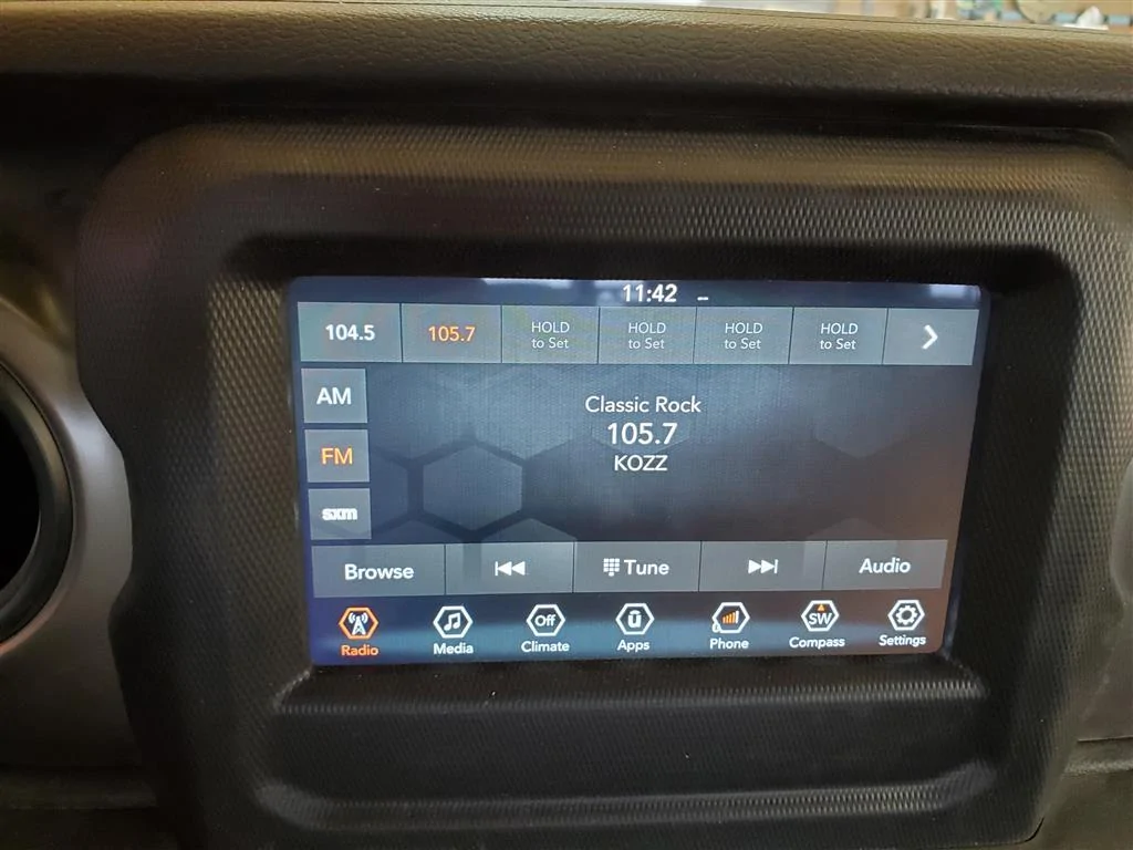 Jeep Gladiator 7" Uconnect with bezel, Sirius XM and unlock code.  Now $400 SHIPPED 20211003_114221 (Medium)