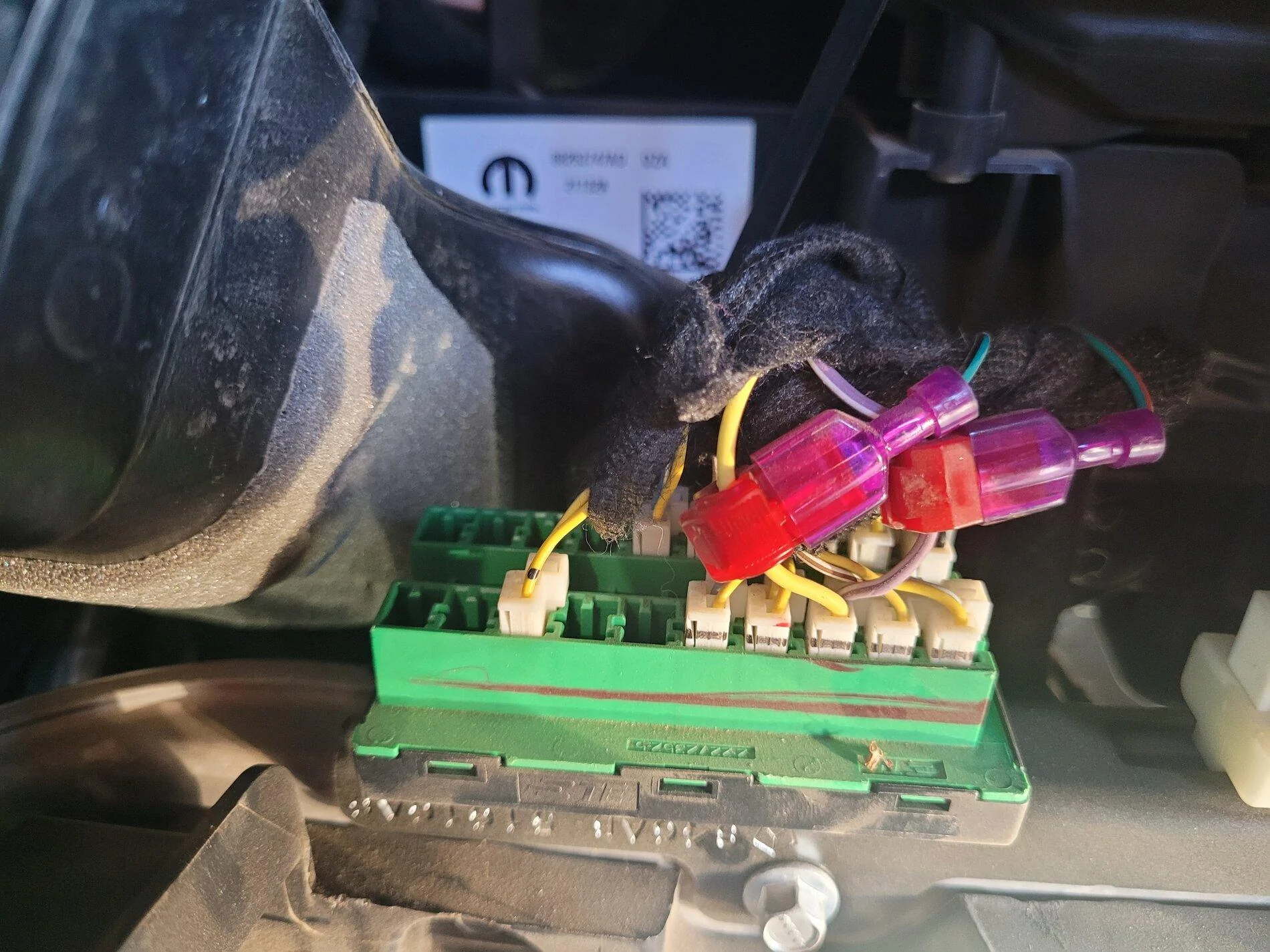 Jeep Gladiator Mysterious dealer added electical device? 20211117_152207
