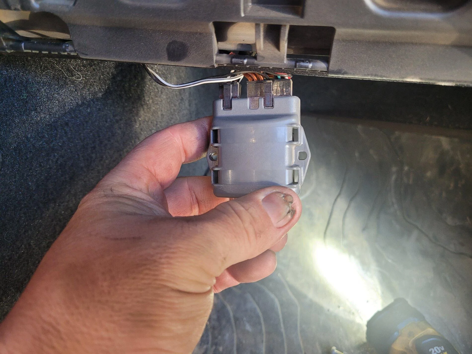 Jeep Gladiator Mysterious dealer added electical device? 20211117_152203