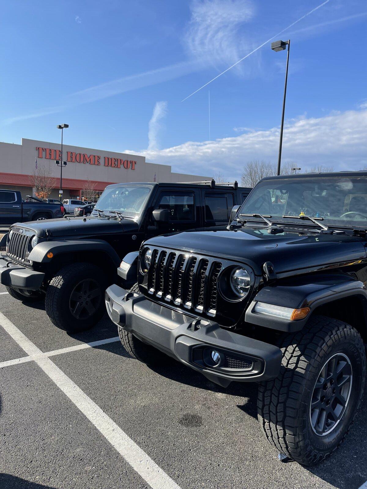 Jeep Gladiator Jeeps Parking Next To Jeeps C8AB5A1B-93CB-4758-9D29-F0F7DE2C3F04