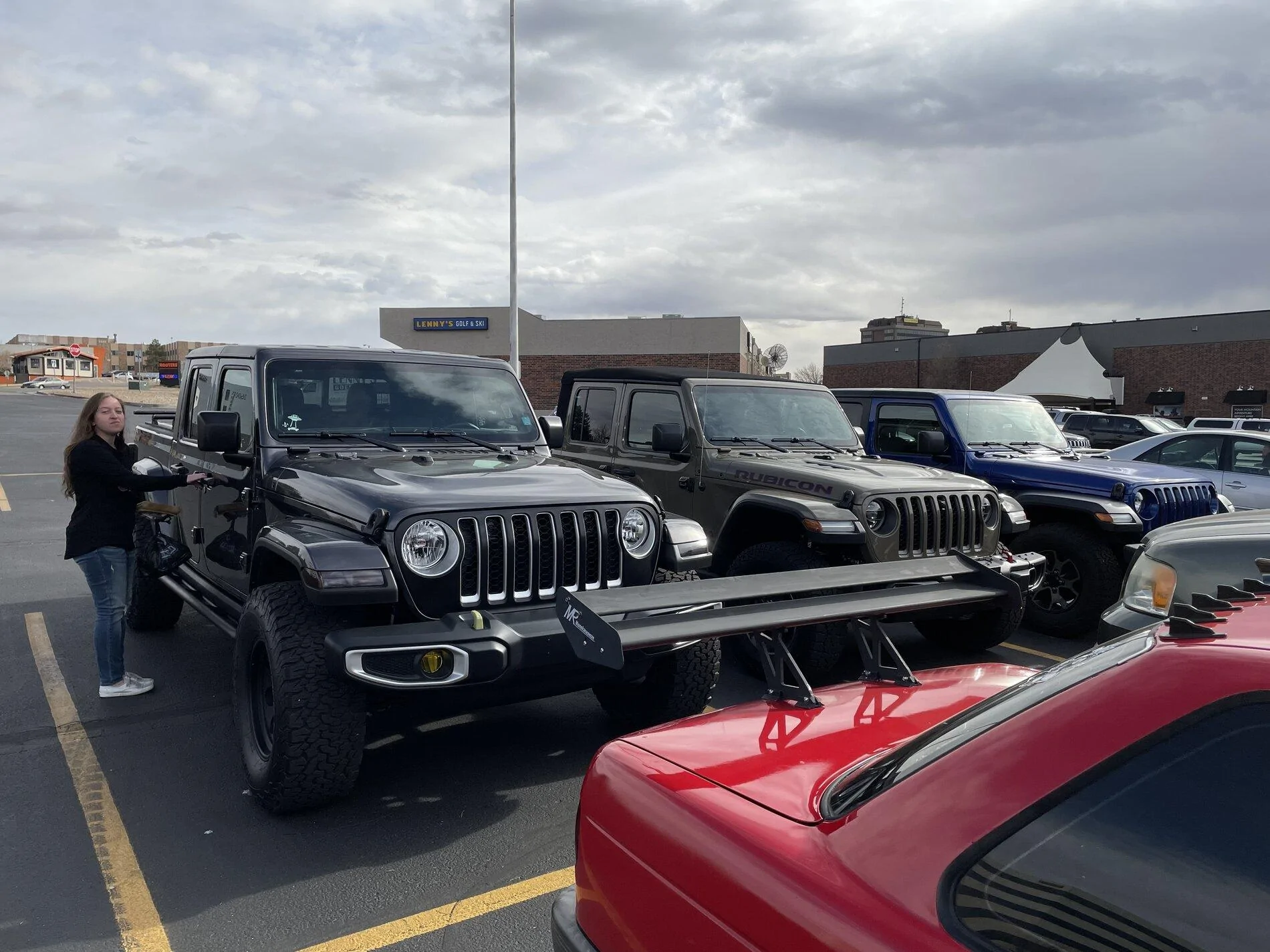 Jeep Gladiator Jeeps Parking Next To Jeeps F92C3F13-DCA8-405D-9CF3-199F5876C7B7