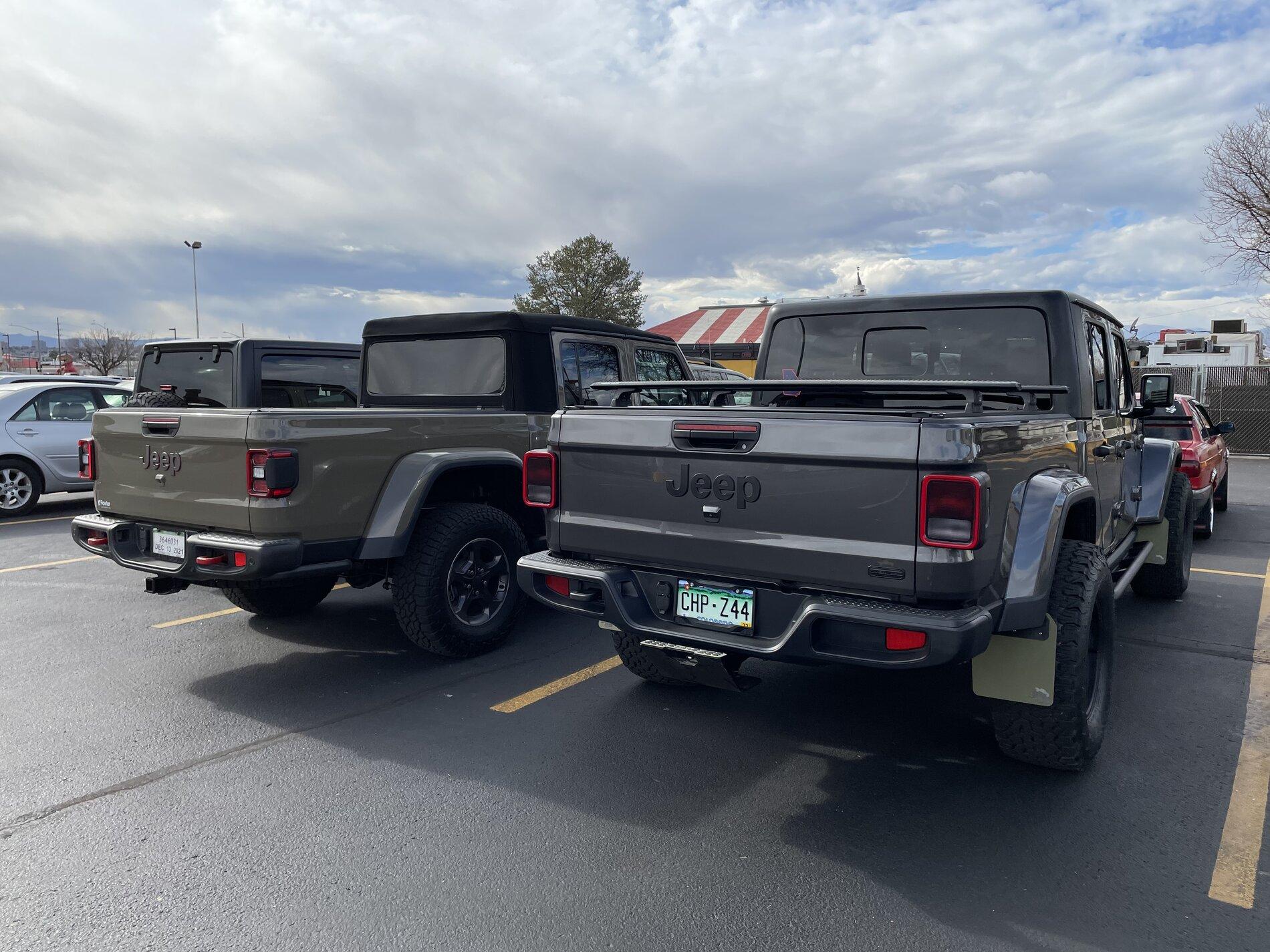 Jeep Gladiator Jeeps Parking Next To Jeeps 1E90CCC1-670E-44C5-B1E9-35516A3BF855
